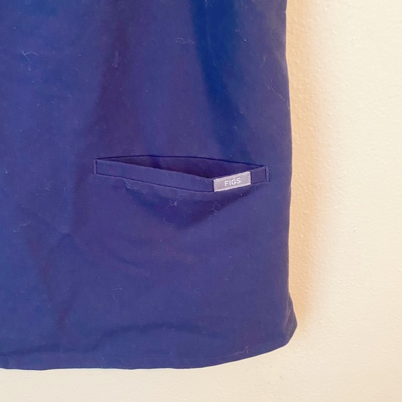 Figs Casma™ Three-Pocket Scrub Top - Navy Sz Small - Picture 4 of 6